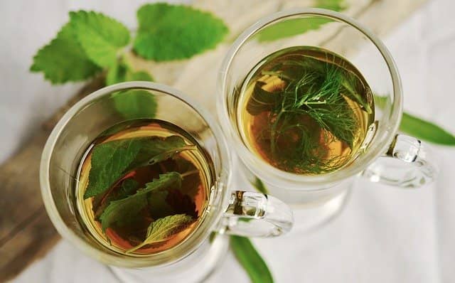 Očista jater je spojena s pitím bylinných čajů.