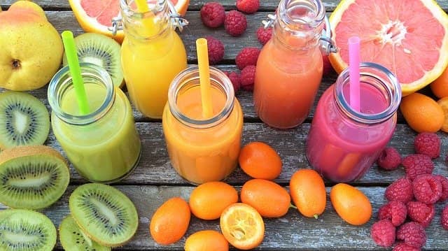Zeleninové a ovocné šťávy jsou známé nápoje při očistě jater.
