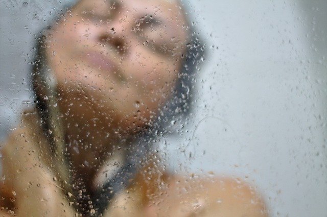 jak vyčistit skleněný sprchový kout